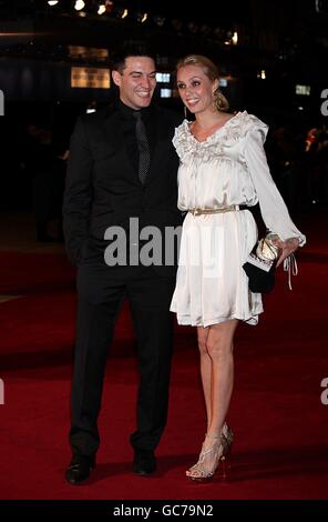 Kevin Sacre und Camilla Dallerup kommen zur Weltpremiere von Nine am Odeon Leicester Square in London an. Stockfoto