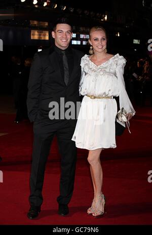 Kevin Sacre und Camilla Dallerup kommen zur Weltpremiere von Nine am Odeon Leicester Square in London an. Stockfoto