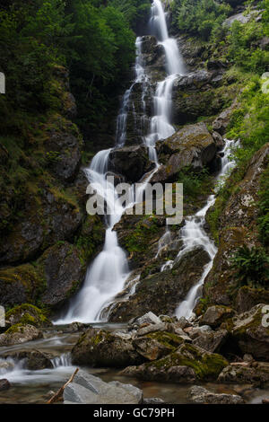Berg-Wasserfällen über Felsen durch natürliche Gärten. Stockfoto