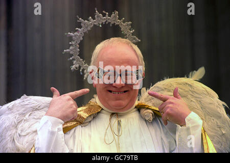 DER SCHAUSPIELER KEN MORLEY, DER DEN CORONATION-STREET-STAR REG HOULDSWORTH SPIELT, POSIERT AUF DEN STUFEN VON ST. PAULS KATHEDRALE ALS ENGEL, UM DIE WEIHNACHTSMARKEN DER ROYAL MAIL ZU VERÖFFENTLICHEN. Stockfoto