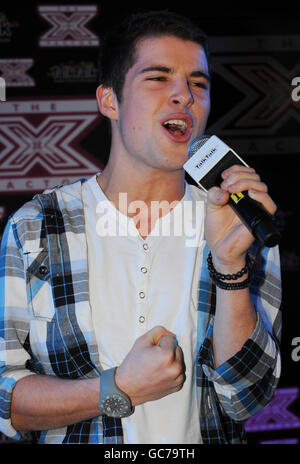 X Factor Secret Gig - London. Der X-Factor-Finalist Joe McElderry spielt einen geheimen Gig in Soho, London. Stockfoto