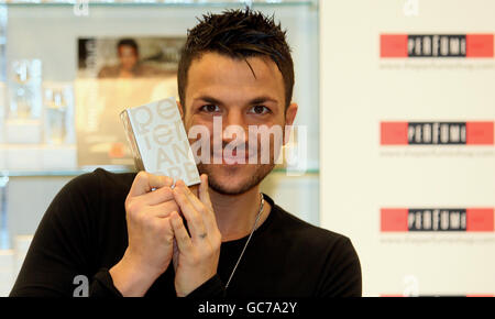 Peter Andre in Ulster. Peter Andre stellt sein neues Parfüm, bedingungslos, im Parfümgeschäft im Victoria Center in Belfast vor. Stockfoto