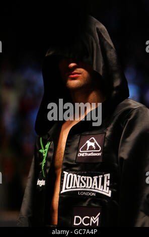 Der britische Carl Froch tritt vor dem WBC World Super-Middleweight Title Fight in der Trent FM Arena, Nottingham, in den Ring. Stockfoto