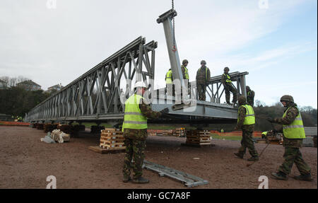 Sappers von drei gepanzerten Ingenieur Squadron bauen die Fußgängerbrücke über den Fluss Derwent in Workington. Stockfoto