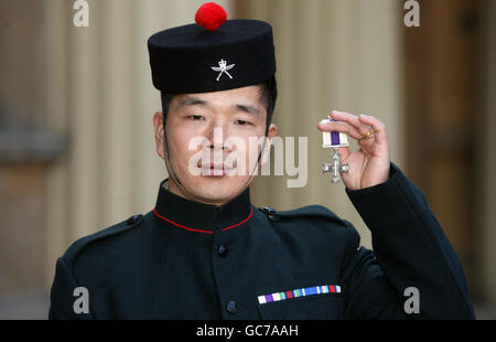 Lance Corporal Gajendra Rai der Royal Gurkha Gewehre, nachdem er sein Militärkreuz von der Prinzessin Royal am Buckingham Palace in London erhalten hatte. Stockfoto