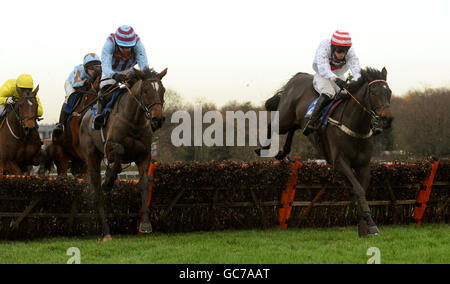 Manyriverstocross von Wayne Hutchinson (rechts) fährt fort, das betinternet.com Winter Novices' Hurdle Race während Tingle Creek Freitag auf Sandown Racecourse zu gewinnen. Stockfoto