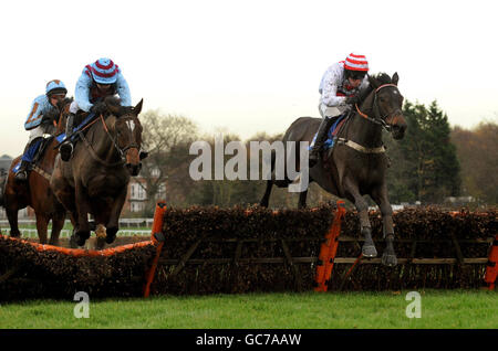 Manyriverstocross von Wayne Hutchinson (rechts) fährt fort, das betinternet.com Winter Novices' Hurdle Race während Tingle Creek Freitag auf Sandown Racecourse zu gewinnen. Stockfoto