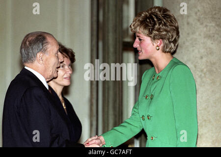 DIE PRINZESSIN VON WALES SAGT AUF WIEDERSEHEN ZUM PRÄSIDENTEN UND MME MITTERAND VON FRANKREICH, NACHDEM SIE SIE IM ELYSEE-PALAST, IHRER OFFIZIELLEN PARISER RESIDENZ, ANGERUFEN HATTE. DIE PRINZESSIN KAM ZU EINEM DREITÄGIGEN BESUCH IN DER FRANZÖSISCHEN HAUPTSTADT AN. Stockfoto