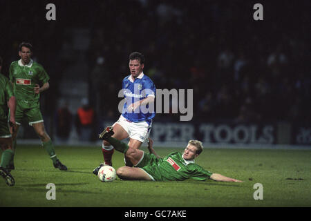 Fußball - Coca-Cola Cup - 4. Runde Replay - Portsmouth gegen Peterborough United - Fratton Park. Bjorn Kristensen, Portsmouth, wird von einem nicht identifizierten Spieler von Peterborough United angegangen. Stockfoto