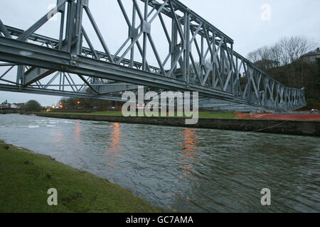 Die temporäre Fußgängerbrücke über den Fluss Derwent in Workington, Cumbria. Stockfoto