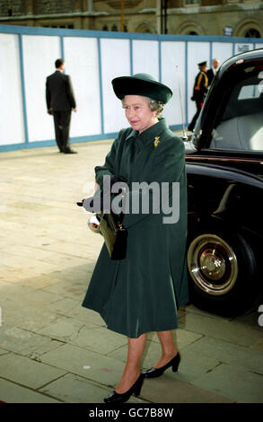 DIE KÖNIGIN KOMMT IN DER GUILDHALL, LONDON, UM AN EINEM MITTAGESSEN TEILZUNEHMEN, DAS VON DER CORPORATION OF LONDON VERANSTALTET WIRD, UM DEN 40. JAHRESTAG IHRES BEITRITTS ZU BEGEHEN. ROTA Stockfoto