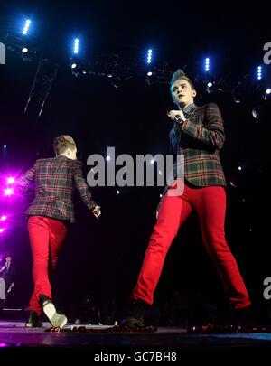 John und Edward Grimes, alias Jedward, taumeln während des Capital FM's Jingle Bell Ball in der O2 Arena in London. Stockfoto