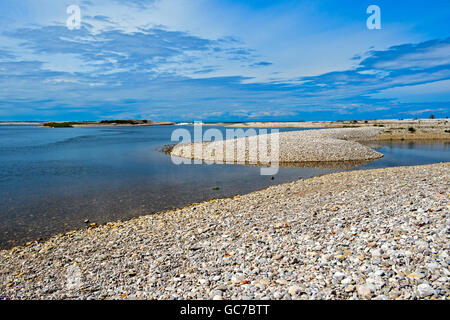 Inshore Banken von Kies an der Mündung des River Spey, Spey Bay, Schottland, Großbritannien Stockfoto