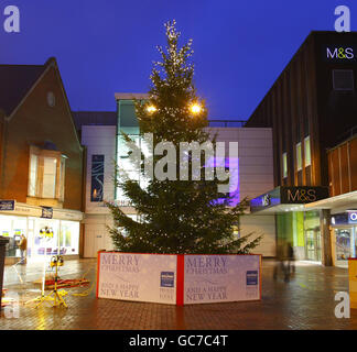 Ein echter Baum wird im Stadtzentrum von Poole gesehen, nachdem ein unbeliebter Weihnachtsbaum aus dem Jahr 14,000 entfernt wurde, nachdem er von Vandalen angegriffen wurde. Stockfoto
