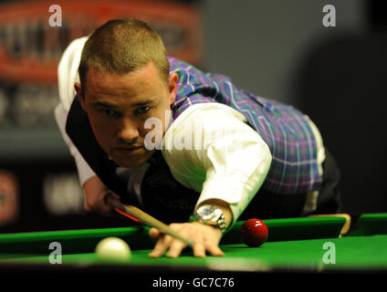 Stephen Hendry im Einsatz gegen Mark Selby während der Pukka Pies UK Championship im Telford International Centre, Telford. Stockfoto