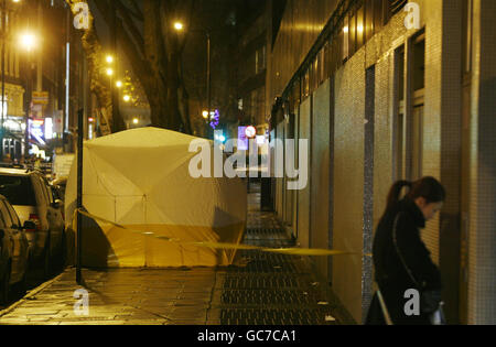 Am Grafton Way, an der Tottenham Court Road im Zentrum von London, steht ein Tatort der Polizei, nachdem kurz vor 16 Uhr ein Junge erstochen wurde. Stockfoto