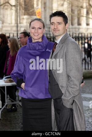 Tom Chambers und seine Frau Claire kommen für die Women's Own Children of Courage Awards in Westminster Abbey, London Stockfoto