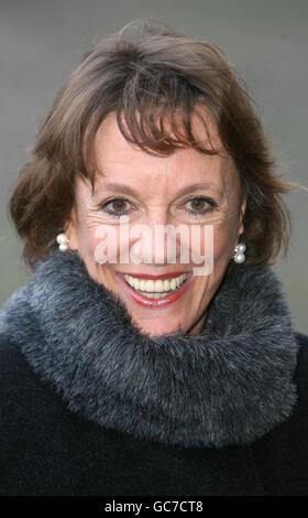 Women's Own Children of Courage Awards - London. Esther Rantzen kommt für die Women's Own Children of Courage Awards in Westminster Abbey, London. Stockfoto