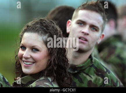 Taylor Kindred, der 1001. Und John Tennant, der 1000ste Rekrut, in einer Reihe von einigen der Armee Rekruten, die im Jahr 2009 in Dreghorn Barracks, Edinburgh beigetreten sind. Stockfoto