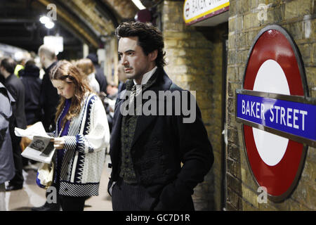 Eine Wachsfigur, die Robert Downey Jr in seiner neuesten Rolle als Sherlock Holmes aus dem neuen Film Sherlock Holmes von Warner Bros darstellt, steht auf dem Bahnsteig der U-Bahn-Station Baker Street, bevor sie sich im Londoner Madame Tussauds aufhält. Stockfoto