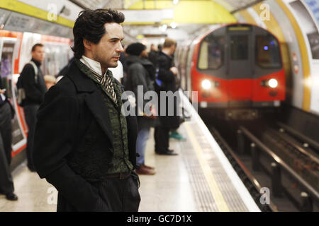 Eine Wachsfigur, die Robert Downey Jr in seiner neuesten Rolle als Sherlock Holmes aus dem neuen Film Sherlock Holmes von Warner Bros darstellt, steht auf dem Bahnsteig der U-Bahn-Station Baker Street, bevor sie sich im Londoner Madame Tussauds aufhält. Stockfoto