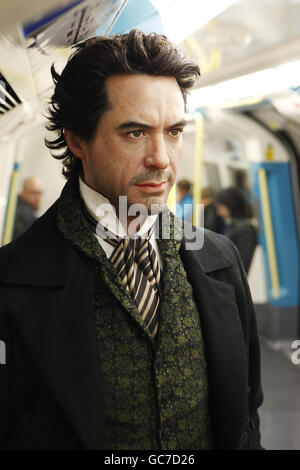 Eine Wachsfigur, die Robert Downey Jr in seiner neuesten Rolle als Sherlock Holmes aus dem neuen Film Sherlock Holmes von Warner Bros darstellt, steht auf dem Bahnsteig der U-Bahn-Station Baker Street, bevor sie sich im Londoner Madame Tussauds aufhält. Stockfoto