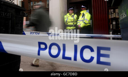 Die Polizei nimmt an der Szene in der Byres Road, Glasgow, Teil, nachdem der Leichnam einer Frau in einer Wohnung gefunden wurde. Stockfoto