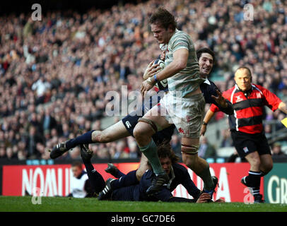 Rugby Union - Nomura Varsity Match 2009 - Oxford University / Cambridge University - Twickenham. Cambridge William Jones wird kurz vor der Linie von Oxford's Chris Mahony während des Nomura Varsity Match in Twickenham, London, angegangen. Stockfoto