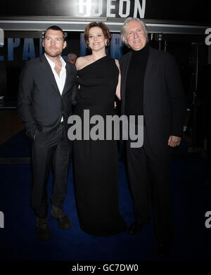 (Von links nach rechts) Sam Worthington, Sigourney Weaver und Regisseur James Cameron kommen zur Weltpremiere von Avatar im Odeon, Leicester Square, London. Stockfoto
