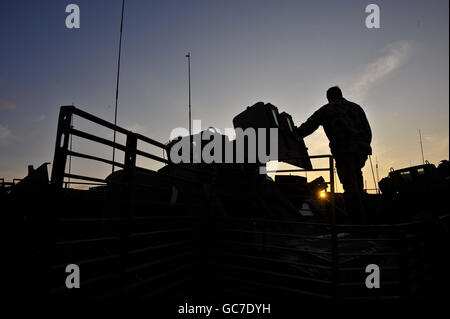 Ein Soldat des 1. Königlichen Panzerregiments der D-Squadron steht auf einem Wikingerfahrzeug im Camp Bastion in der Provinz Helmand, Afghanistan, während sie die Fahrzeuge und die Ausrüstung vorbereiten, um das Lager zu verlassen und zu den Operationsstützpunkten zu gehen. Stockfoto