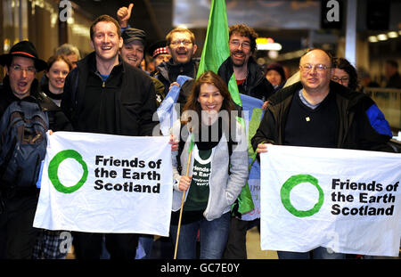 Die Schauspielerin Helen Baxendale (Mitte) schließt sich Aktivisten von Friends of the Earth und Christian Aid an, die mit dem Eurostar-Zug nach Kopenhagen fahren, um am Bahnhof St. Pancras, London, einen starken und fairen Klimavertrag zu fordern. Stockfoto