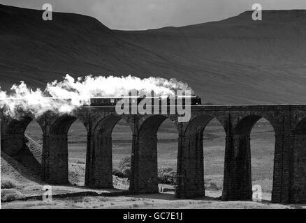 Die Scots Guardsman-Lokomotive überquert das Ribblehead Viadukt zu Beginn dieses Jahres den Cumbrian Mountain Express-Dienst auf der Linie Settle to Carlisle, die im ABC American News Network unter den Top Ten Great Railway Journeys als zweitbeste spektakuläre Bahnfahrt der Welt anerkannt wurde. Stockfoto