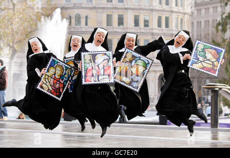 Die Besetzung des London Palladium's Sister Act feiert den geschäftigsten Tag des Jahres, da sie Briefmarken der 1. Klasse mit riesigen Versionen der Weihnachtsmarken von Royal Mail verwendet, die Szenen aus der Krippe auf Buntglasfenstern zeigen. Stockfoto