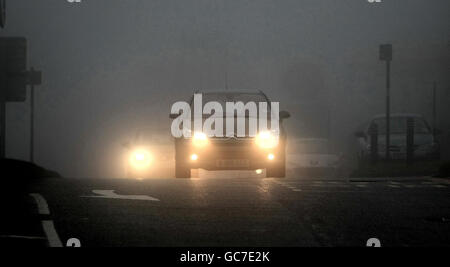 Autofahrer nutzen ihre Nebelscheinwerfer heute auf der M6, mit verringerter Sicht, da hoher Druck über dem Land sitzt und die Straßen im Nebel bedeckt. Stockfoto