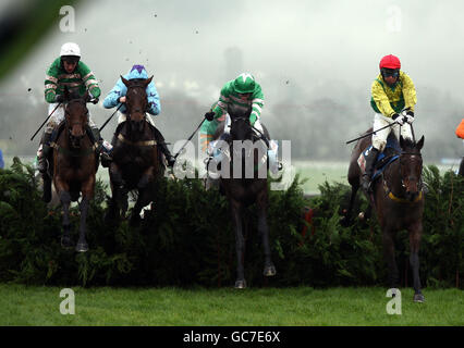 Der spätere Sieger Garde Champetre (links) springt mit Heads on the Ground (Mitte) und Sizing Australia (rechts) im Glenfarclas Cross Country Handicap Steeple Chase während des Boylesports International Meetings auf der Cheltenham Racecourse, Gloucestershire, den letzten. Stockfoto