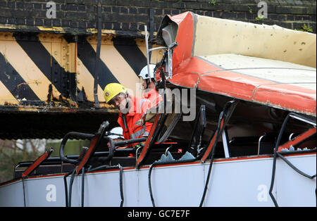 Bus-Hits-Brücke Stockfoto
