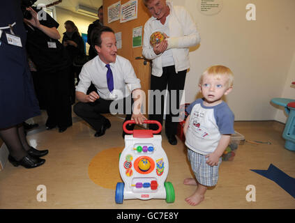 Der konservative Parteivorsitzende David Cameron traf heute im Calderdale Royal Hospital in Halifax Mitarbeiter und Patienten. Stockfoto