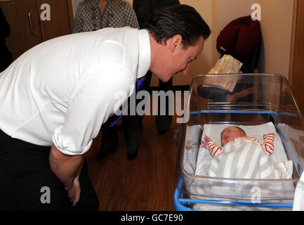 Der konservative Parteivorsitzende David Cameron mit dem Baby Freddie Blanchard im Royal Hospital von Calderdale in Halifax. Stockfoto