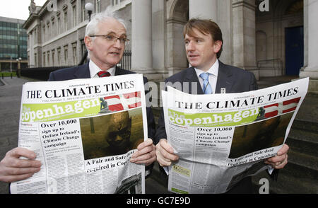 Umweltminister John Gormley (links) und Oxfam-Chef Jim Clarken im Custom House in Dublin beim Lesen einer Sonderausgabe-Petition, "The Climate Times", gedruckt mit den Namen von 10,000 Mitgliedern der irischen Öffentlichkeit, die sich Oxfam angeschlossen haben Irlands Climate Change Destroys Lives, Let's face it Kampagne. Stockfoto