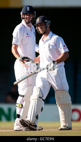 Der Engländer Jonathan Trott feiert das Erreichen seines halben Jahrhunderts mit seinem Teamkollegen Kevin Pietersen (links) während des Tour-Spiels im Buffalo Park, East London, Südafrika. Stockfoto