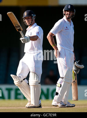 Der Engländer Jonathan Trott feiert das Erreichen seines halben Jahrhunderts mit seinem Teamkollegen Kevin Pietersen (rechts) während des Tour-Spiels im Buffalo Park, East London, Südafrika. Stockfoto