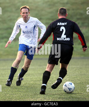 Der schottische Sekretär Jim Murphy (links) bei einem wohltätigen Fußballspiel gegen die britische Armee im Lesser Hampden Park in Glasgow. Stockfoto