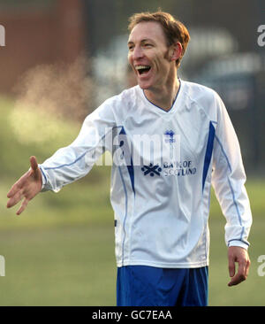 Der schottische Sekretär Jim Murphy bei einem wohltätigen Fußballspiel gegen die britische Armee im Lesser Hampden Park in Glasgow. Stockfoto