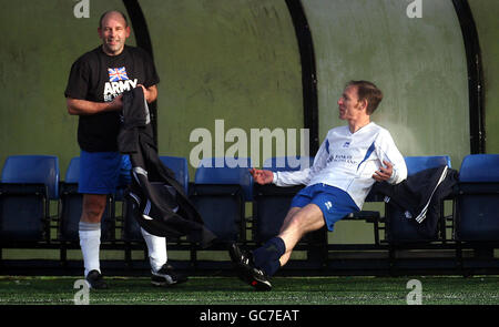 Der schottische Sekretär Jim Murphy (links) mit einem unbekannten Mann bei einem wohltätigen Fußballspiel gegen die britische Armee im Lesser Hampden Park in Glasgow. Stockfoto