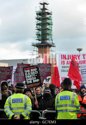 Ein Polizeikordon hinter einer doppelten Schicht von Barrieren, verhindern, dass antifaschistische Demonstranten zu Unterstützern von SIOE (Stop Islamisierung von Europa) vor der Harrow Moschee in Harrow, Middlesex gelangen. Stockfoto