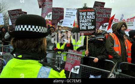 Ein Polizeikordon hinter einer doppelten Schicht von Barrieren, verhindern, dass antifaschistische Demonstranten zu Unterstützern von SIOE (Stop Islamisierung von Europa) vor der Harrow Moschee in Harrow, Middlesex gelangen. Stockfoto