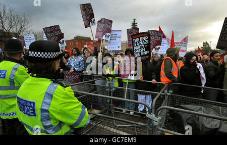 Ein Polizeikordon hinter einer doppelten Schicht von Barrieren, verhindern, dass antifaschistische Demonstranten zu Unterstützern von SIOE (Stop Islamisierung von Europa) vor der Harrow Moschee in Harrow, Middlesex gelangen. Stockfoto