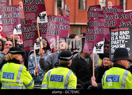 Ein Polizeikordon hinter einer doppelten Schicht von Barrieren, verhindern, dass antifaschistische Demonstranten zu Unterstützern von SIOE (Stop Islamisierung von Europa) vor der Harrow Moschee in Harrow, Middlesex gelangen. Stockfoto