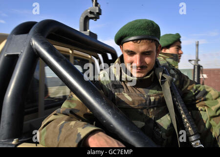 Soldaten der afghanischen Nationalarmee an Bord eines 4x4-Fahrzeugs, während sie und andere ANA-Truppen sich auf die Durchführung einer Kampflogistik-Patrouille (CLP) vorbereiten, zusammen mit den amerikanischen und britischen Streitkräften zum ersten Mal auf der Operation Herrick 11, die wichtige Lieferungen von Camp Bastion nach Sangin, Provinz Helmand, Afghanistan in einem Konvoi mit 100 Fahrzeugen. Stockfoto