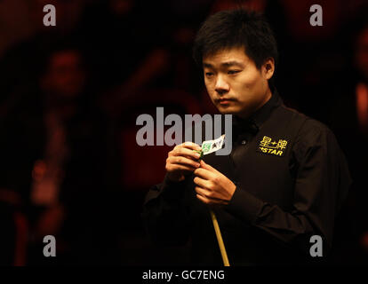 Snooker - Pukka Pies UK Championship - Tag neun - Telford International Center. Chinas Ding Junhui beim Pukka Pies UK Championship Final im Telford International Center, Telford, am Tisch. Stockfoto